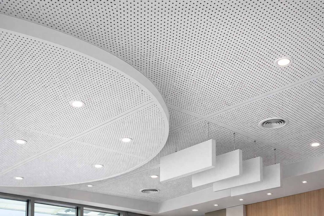 Plafond acoustique perforé dans une salle de réunion