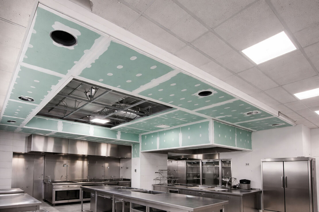 Plafond hygiénique dans une cuisine professionnelle