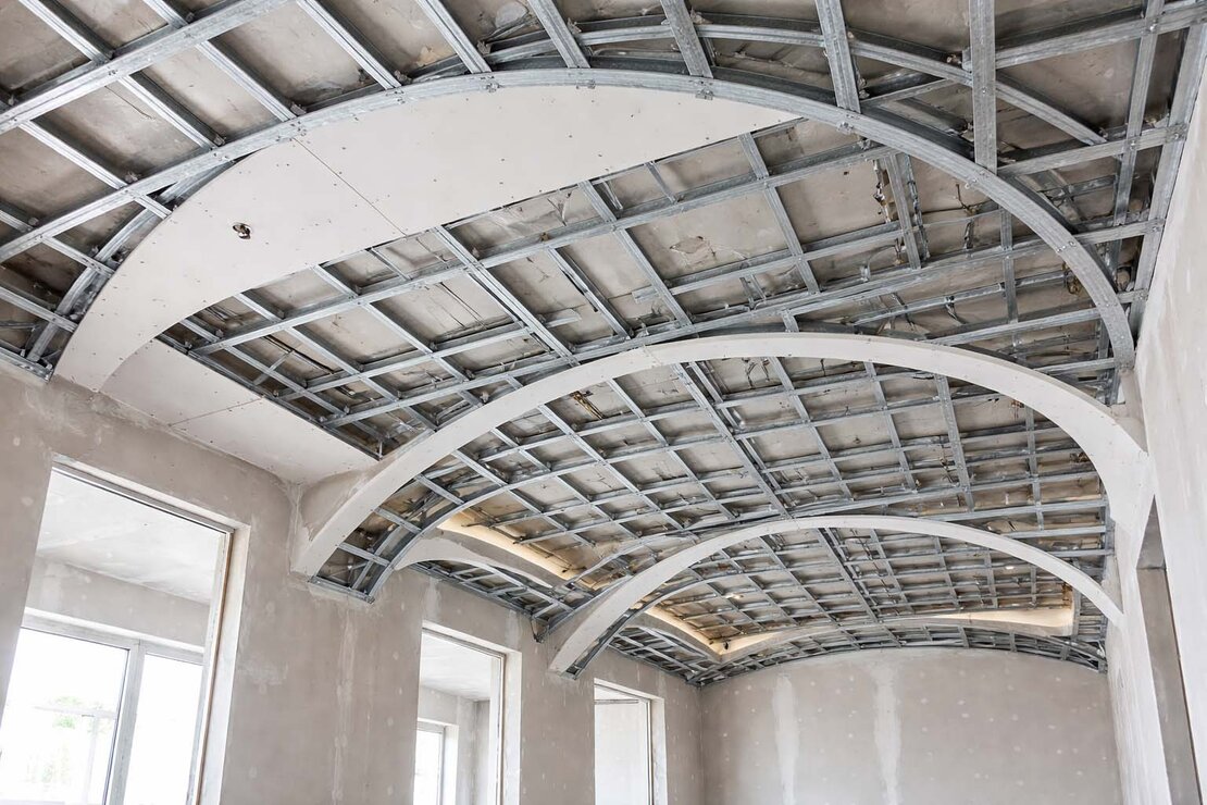 Plafond en plaques de plâtre avec spots encastrés